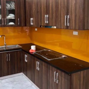 Thi công kính màu ốp bếp