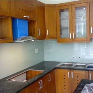 Thi công kính màu ốp bếp