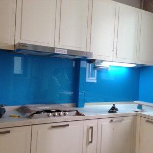 Thi công kính màu ốp bếp