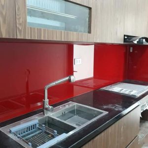 Thi công kính màu ốp bếp