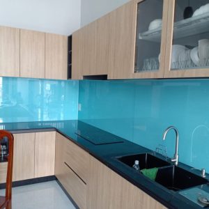 Thi công kính màu ốp bếp